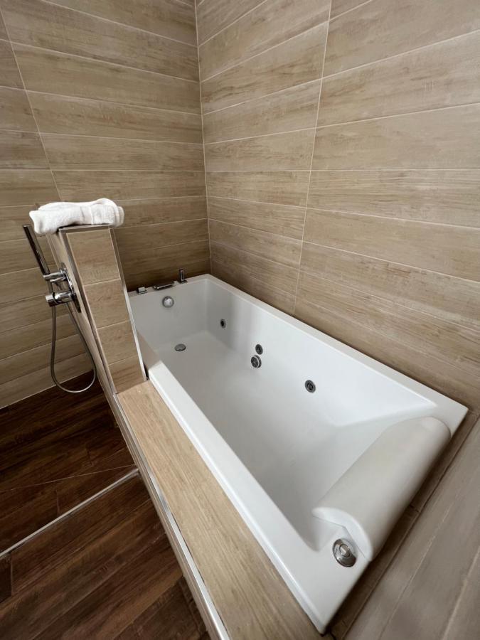Arena Luxury Rooms เวโรนา ภายนอก รูปภาพ